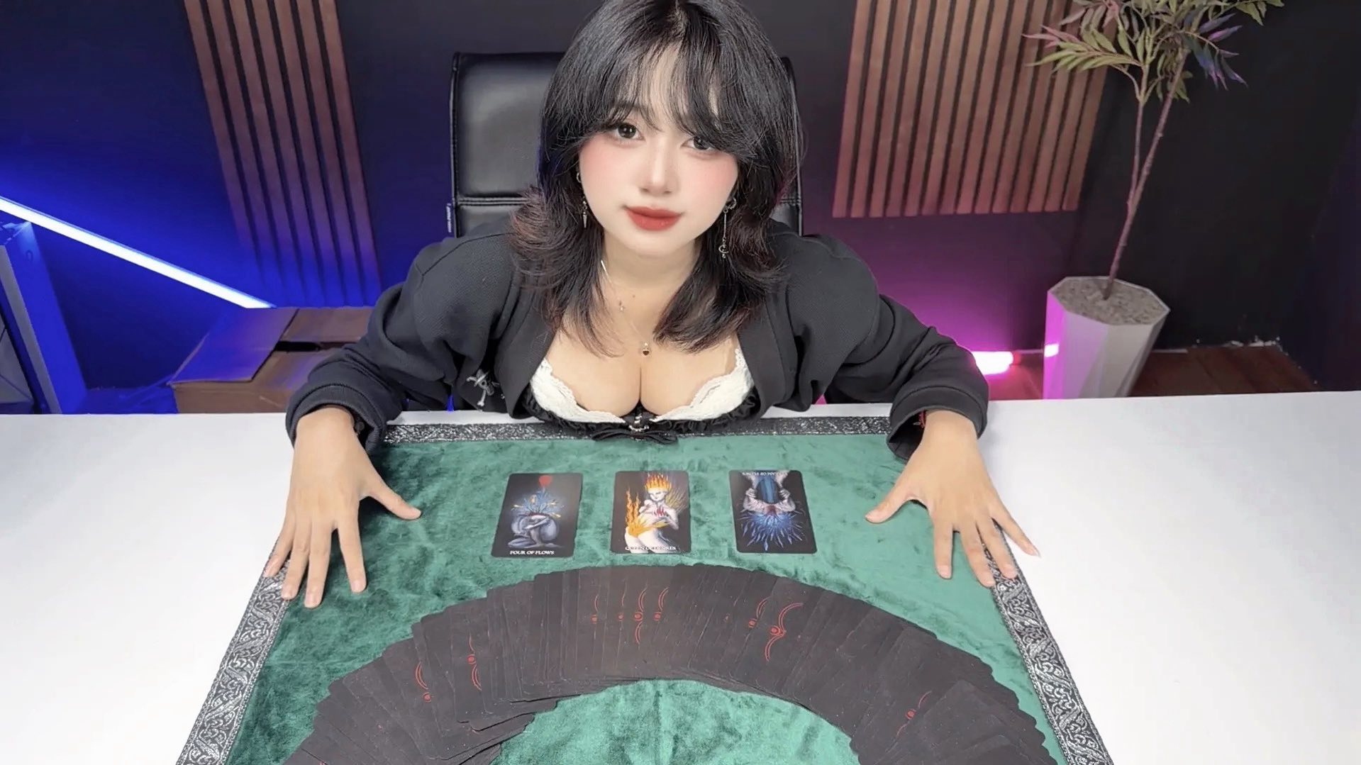 Đăng ảnh xem Tarot quá gợi cảm, nữ trọng tài VCS dính liên hoàn drama- Ảnh 7.