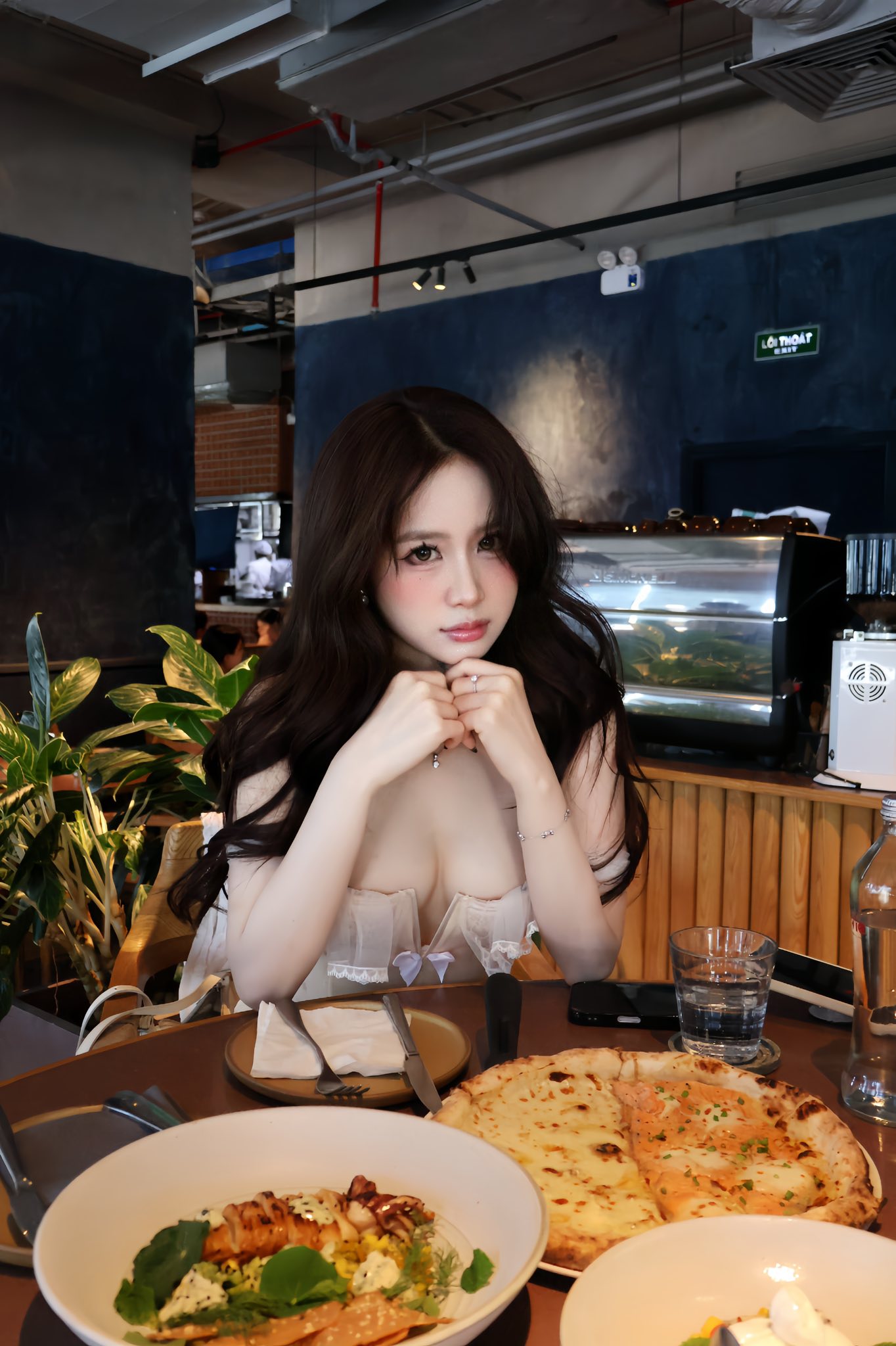 Tự tin thả dáng dịp 8/3, có lẽ hot girl này chính là bông hoa đẹp nhất- Ảnh 3.