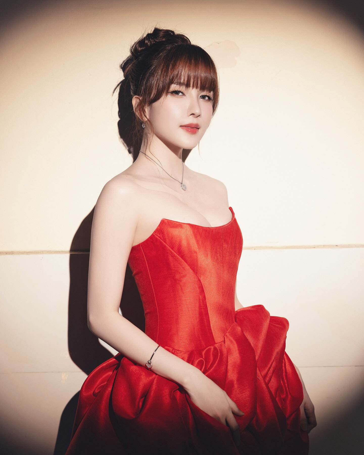 Thiều Bảo Trâm diện nội y đỏ gợi cảm, Tiểu Vy cũng bất ngờ "cạnh tranh"- Ảnh 8.