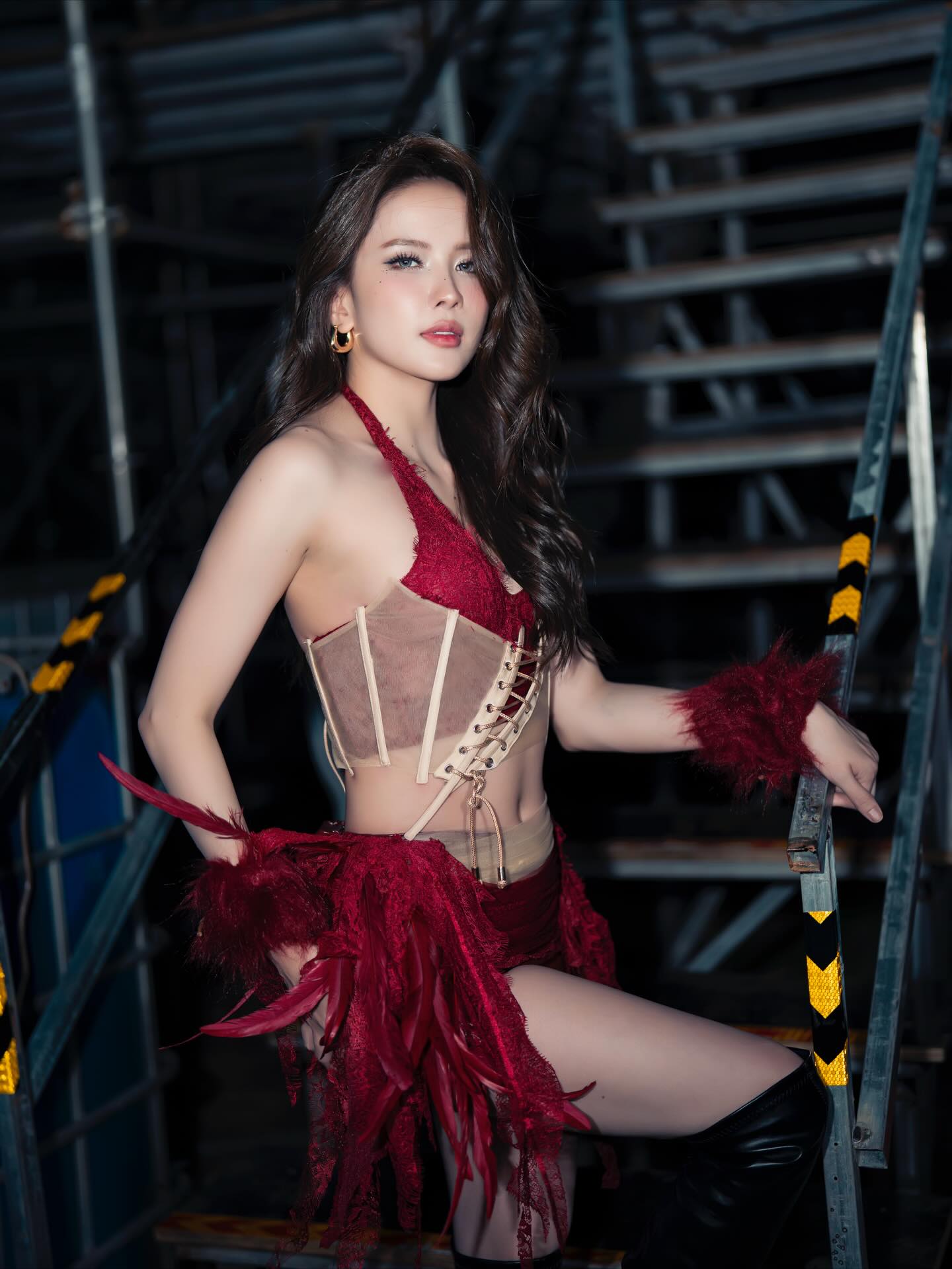 Thiều Bảo Trâm diện nội y đỏ gợi cảm, Tiểu Vy cũng bất ngờ "cạnh tranh"- Ảnh 9.