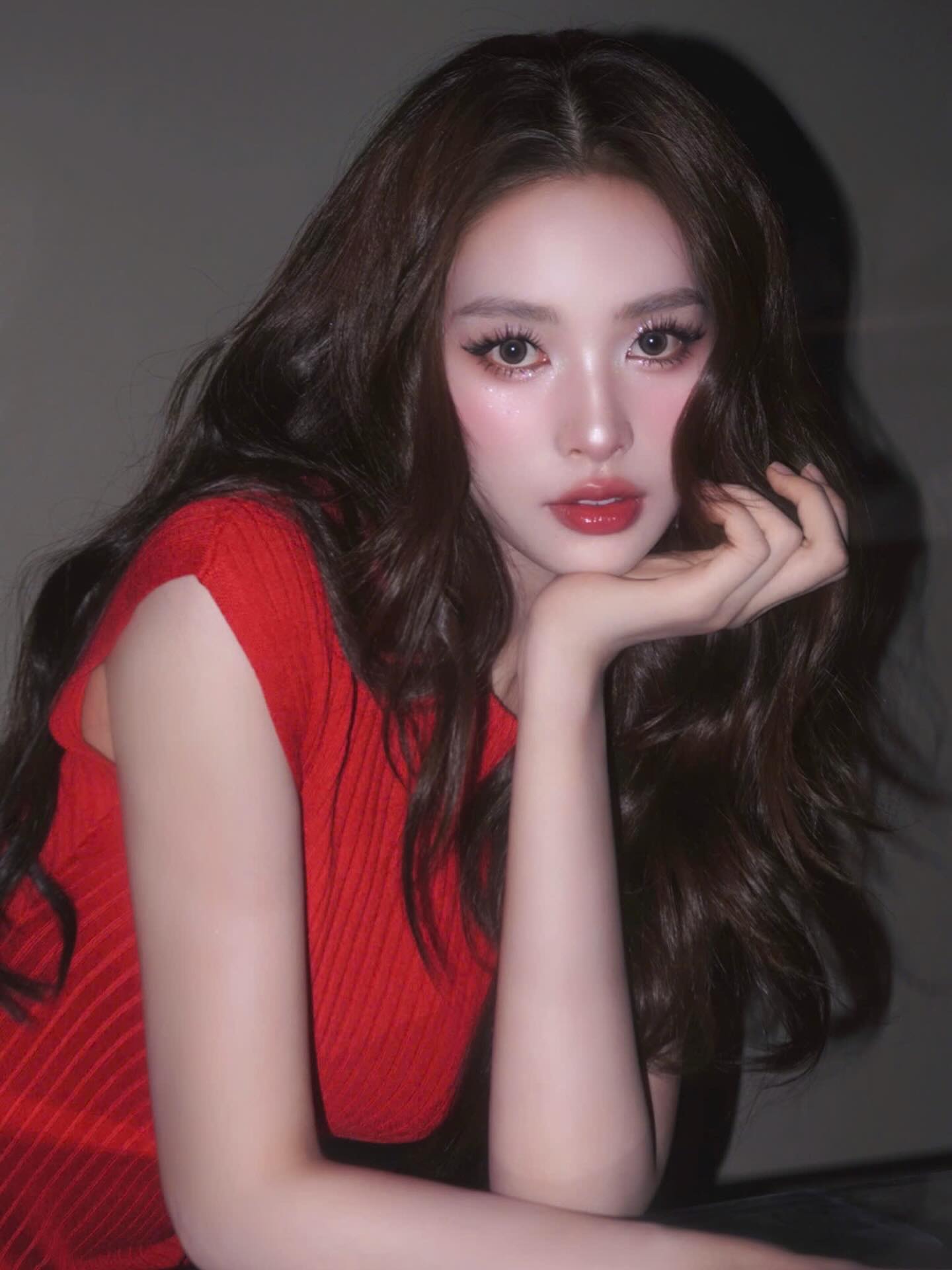 Thiều Bảo Trâm diện nội y đỏ gợi cảm, Tiểu Vy cũng bất ngờ "cạnh tranh"- Ảnh 13.