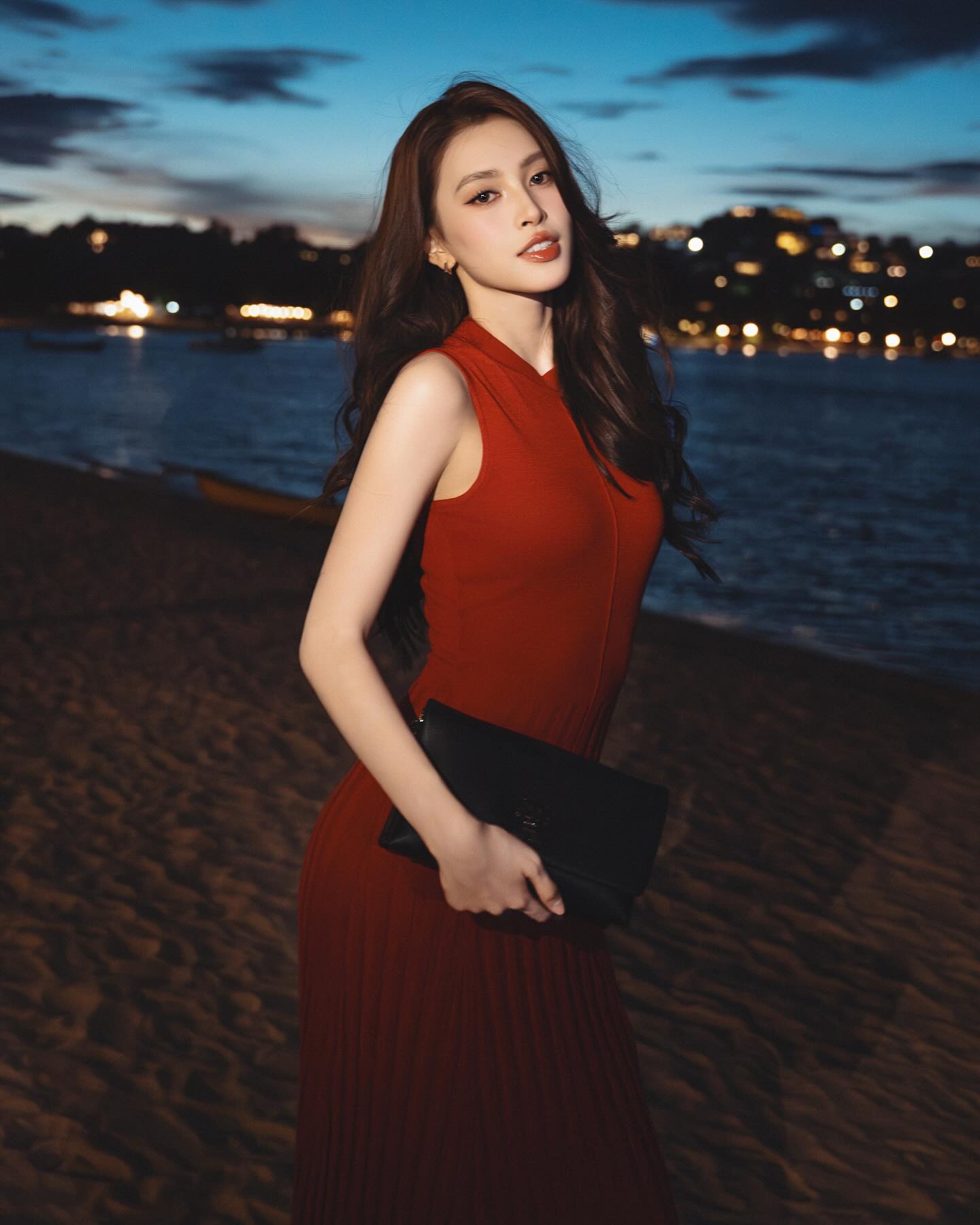 Thiều Bảo Trâm diện nội y đỏ gợi cảm, Tiểu Vy cũng bất ngờ "cạnh tranh"- Ảnh 11.