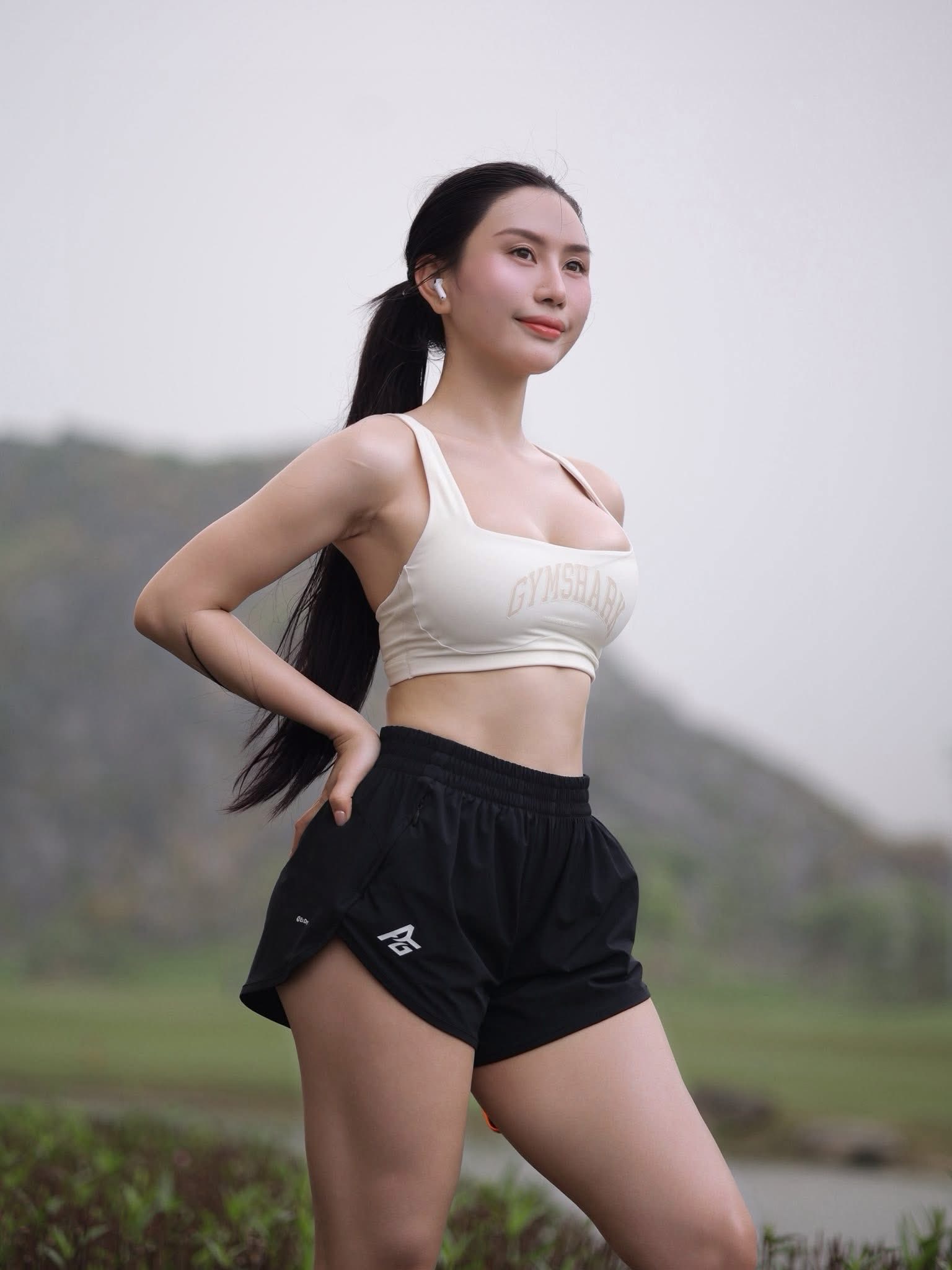 "Đổi cảnh" để chạy bộ, hot girl "bạn thân" Lê Bống tiếp tục gây thương nhớ với vóc dáng quá ấn tượng- Ảnh 3.