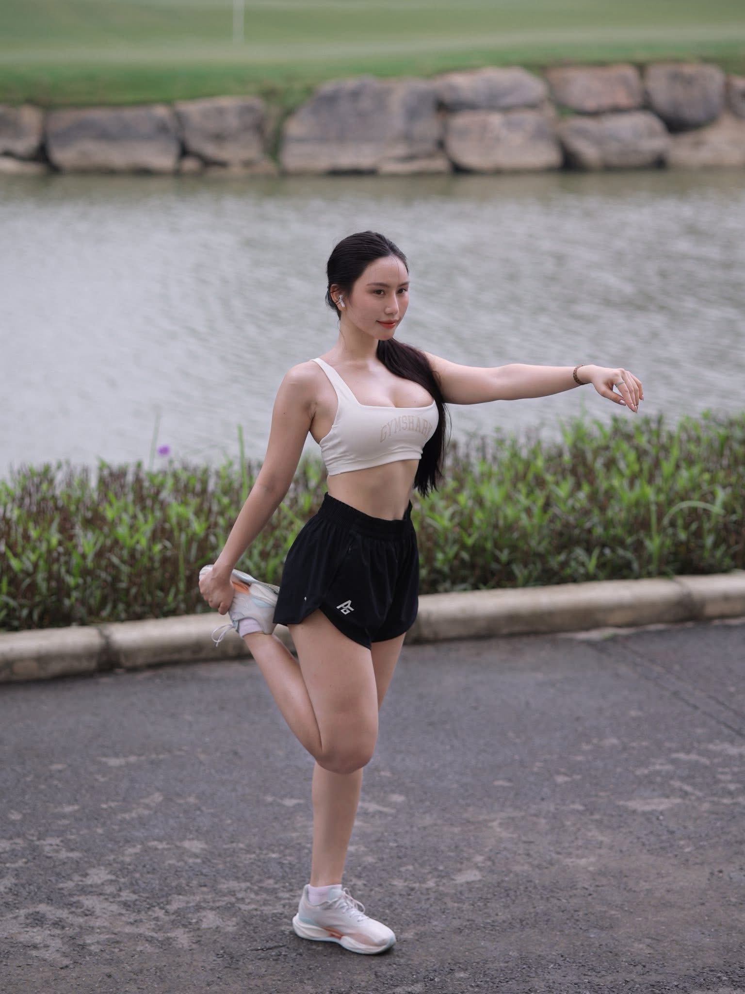 "Đổi cảnh" để chạy bộ, hot girl "bạn thân" Lê Bống tiếp tục gây thương nhớ với vóc dáng quá ấn tượng- Ảnh 2.