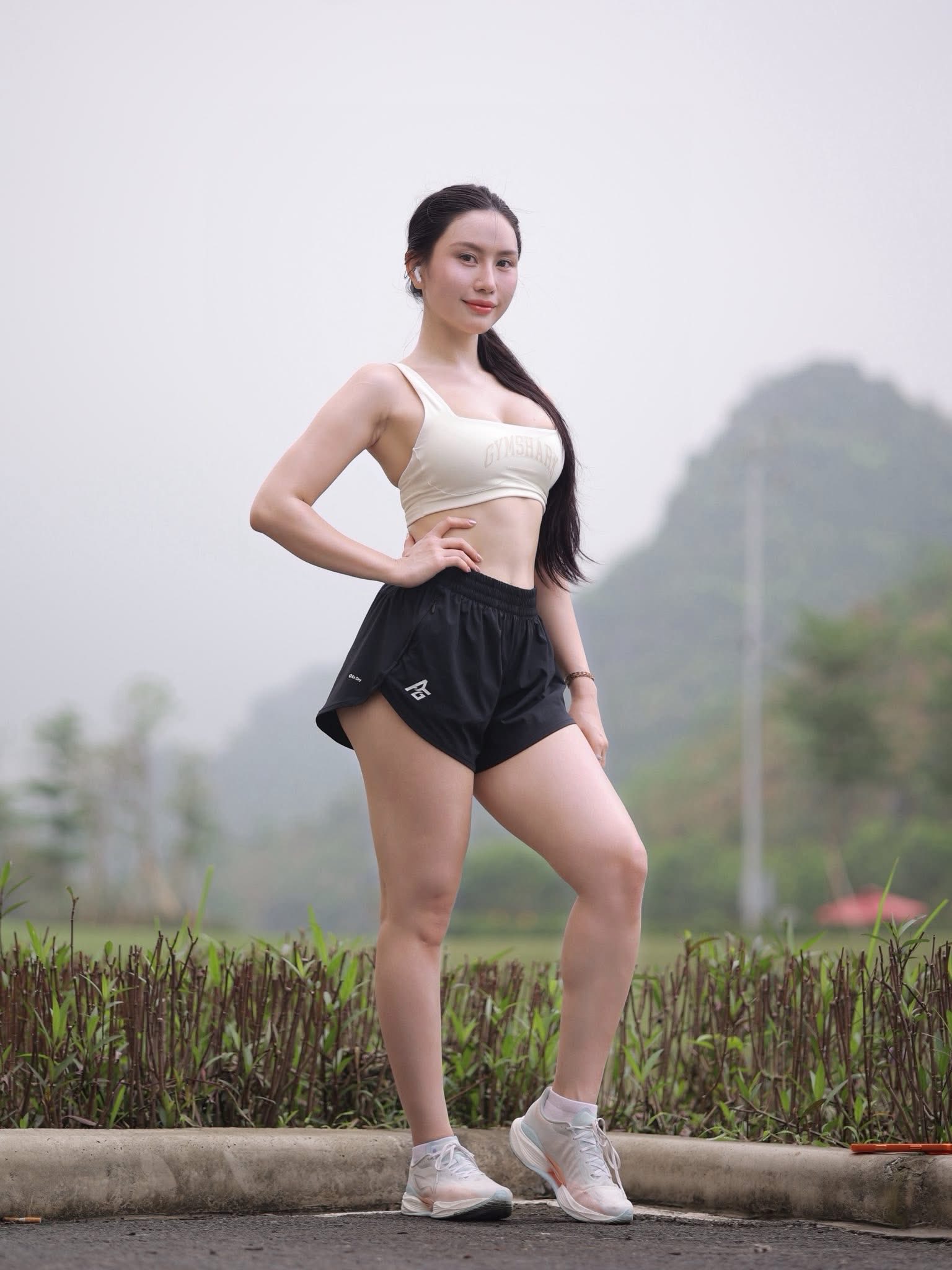 "Đổi cảnh" để chạy bộ, hot girl "bạn thân" Lê Bống tiếp tục gây thương nhớ với vóc dáng quá ấn tượng- Ảnh 1.