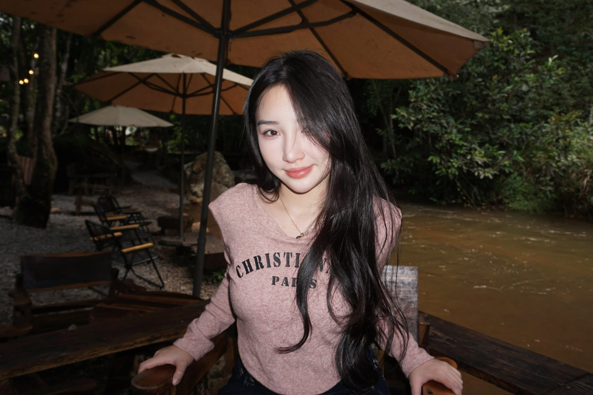 Hoa Xuka đi biển với trang phục "nửa kín nửa hở", fan thấp thỏm, đứng ngồi không yên, chờ đợi "full album"- Ảnh 1.