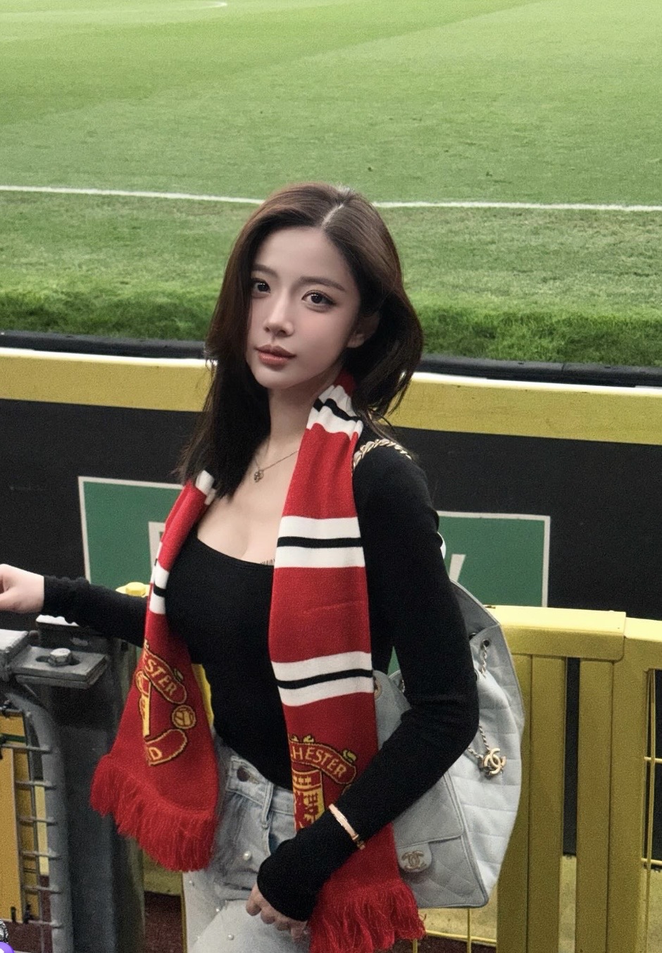 Nhan sắc từng được ví như "Yena phiên bản thực", gái xinh nay lại khiến fan MU "đổ gục"- Ảnh 2.