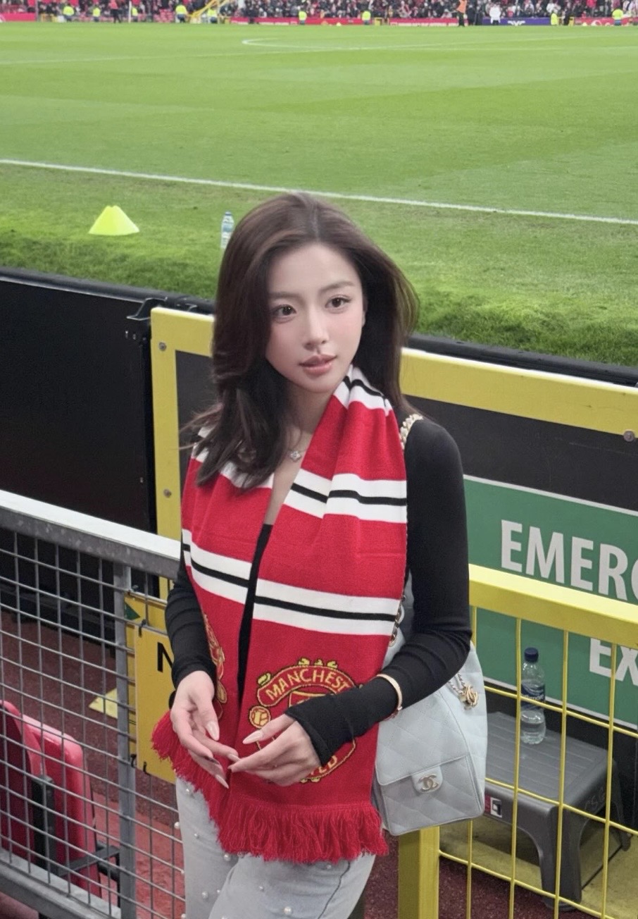 Nhan sắc từng được ví như "Yena phiên bản thực", gái xinh nay lại khiến fan MU "đổ gục"- Ảnh 4.