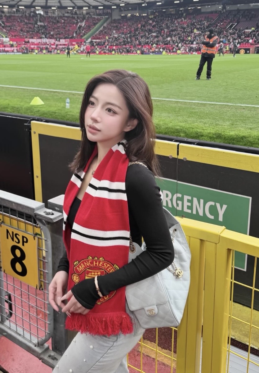 Nhan sắc từng được ví như "Yena phiên bản thực", gái xinh nay lại khiến fan MU "đổ gục"- Ảnh 3.