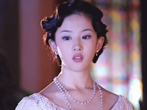 Từng có một mỹ nhân mới 14 tuổi vào vai tiểu thư kiêu kỳ, khí chất sang chảnh ấy đến nay vẫn là chuẩn mực khó vượt qua- Ảnh 1.