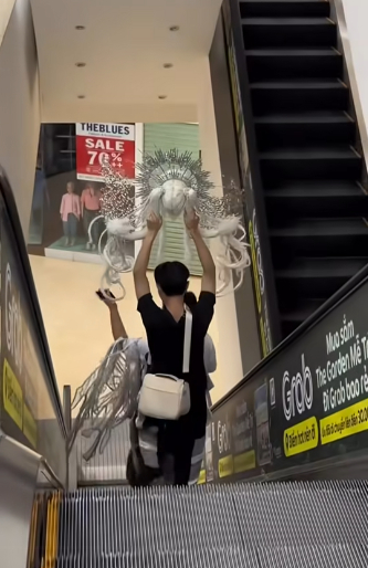 Mang gần 15kg đạo cụ trên người, nữ coser khiến tất cả thán phục với công sức "biến hình" đầy ấn tượng- Ảnh 5.