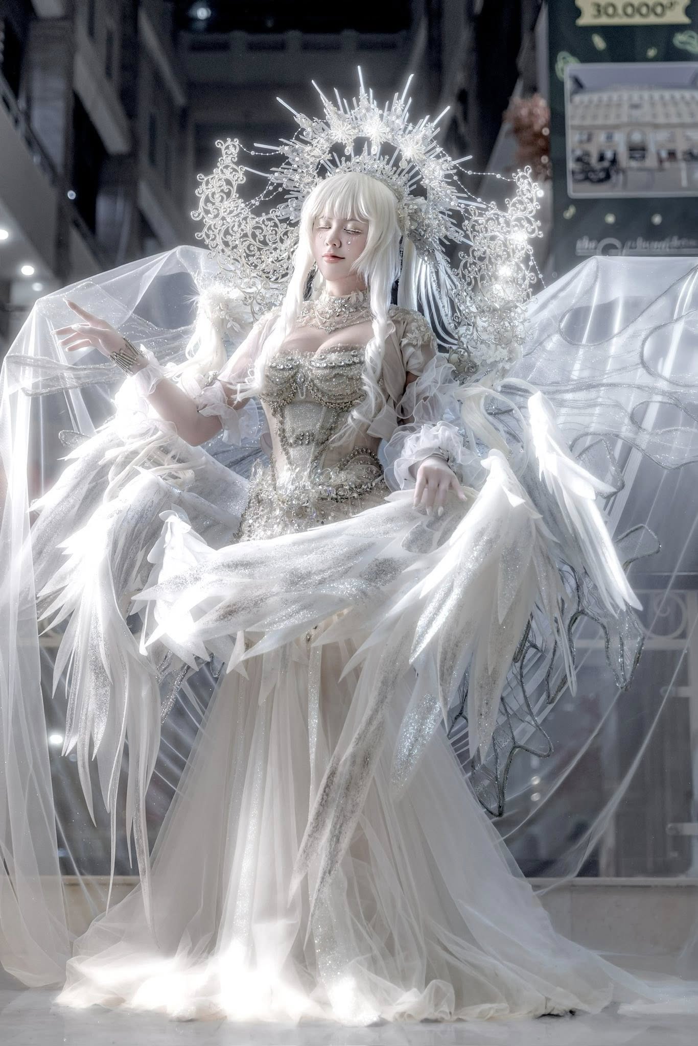 Mang gần 15kg đạo cụ trên người, nữ coser khiến tất cả thán phục với công sức "biến hình" đầy ấn tượng- Ảnh 2.