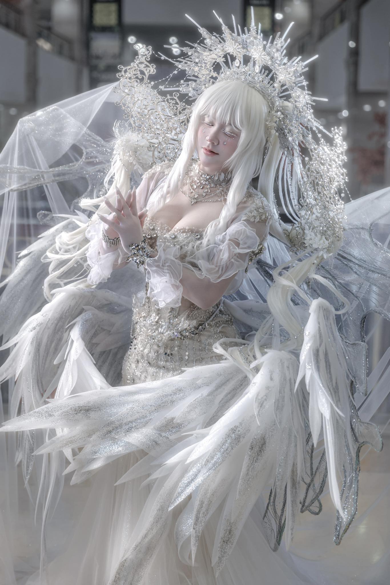 Mang gần 15kg đạo cụ trên người, nữ coser khiến tất cả thán phục với công sức "biến hình" đầy ấn tượng- Ảnh 1.