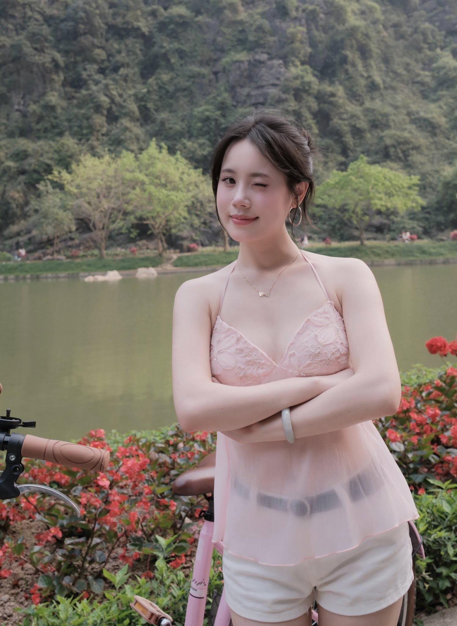 Dạo chơi ở Tuyệt Tình Cốc, bộ ảnh của hot girl bất ngờ viral chóng mặt- Ảnh 3.