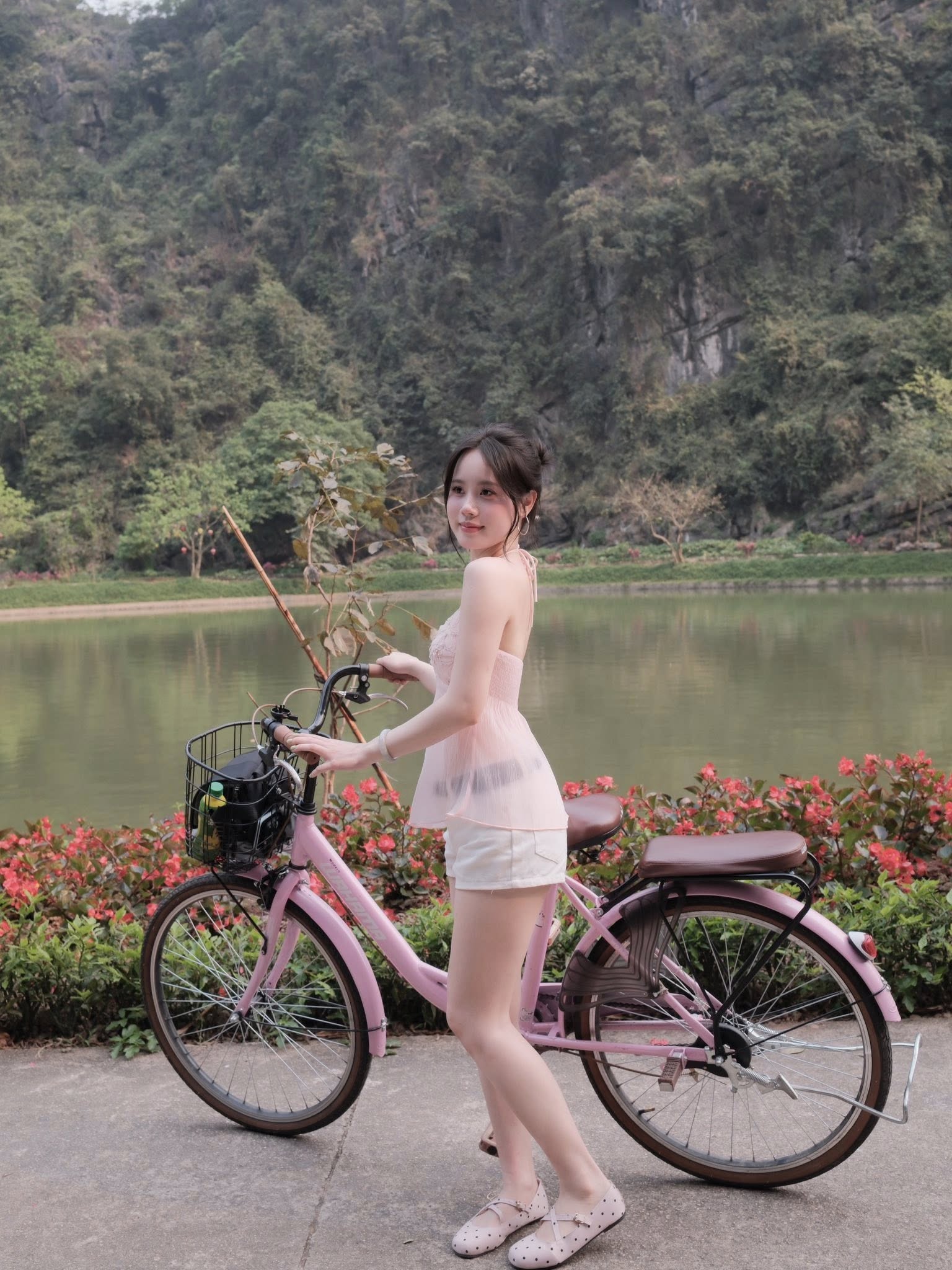 Dạo chơi ở Tuyệt Tình Cốc, bộ ảnh của hot girl bất ngờ viral chóng mặt- Ảnh 2.