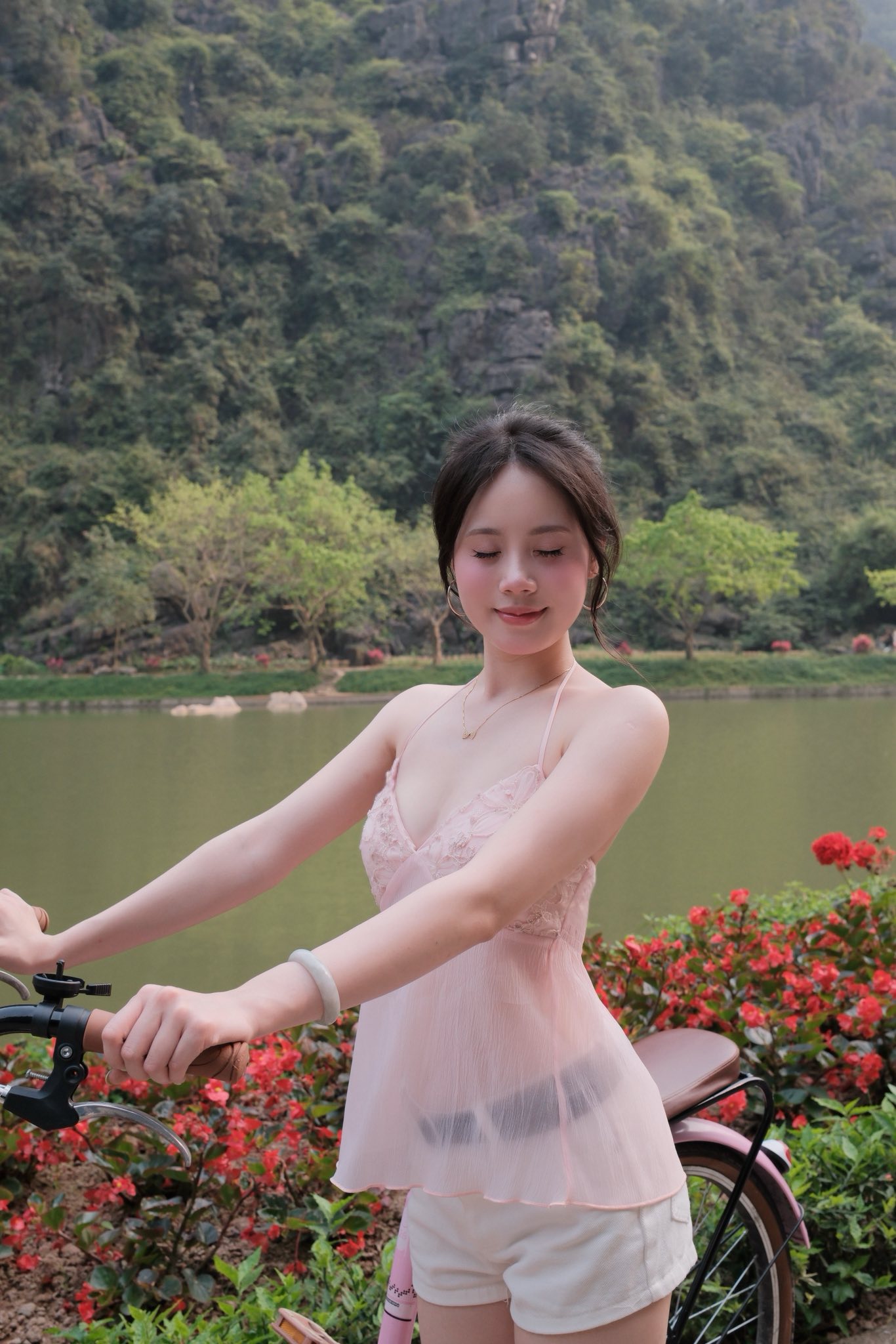 Dạo chơi ở Tuyệt Tình Cốc, bộ ảnh của hot girl bất ngờ viral chóng mặt- Ảnh 6.