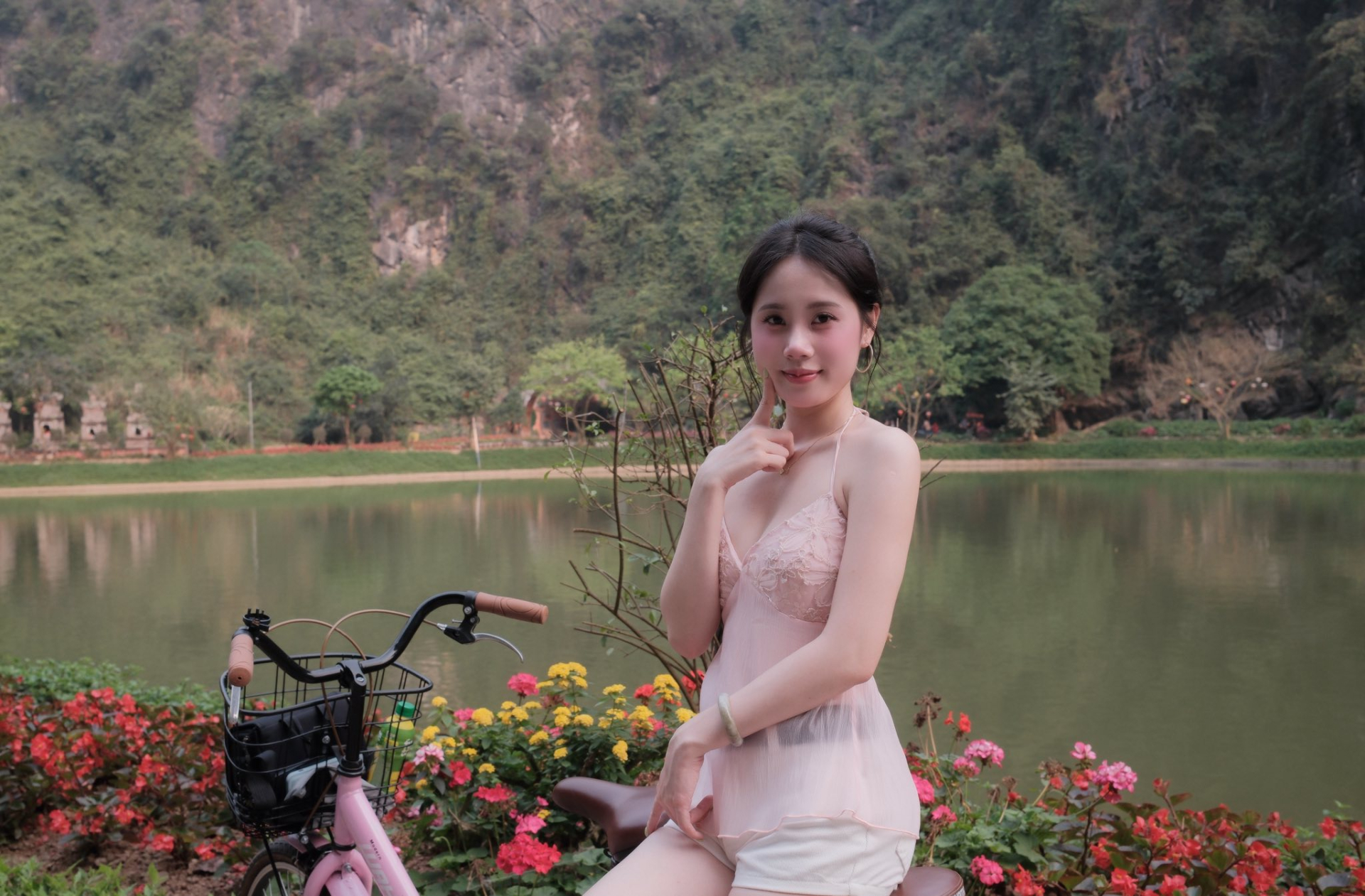 Dạo chơi ở Tuyệt Tình Cốc, bộ ảnh của hot girl bất ngờ viral chóng mặt- Ảnh 5.