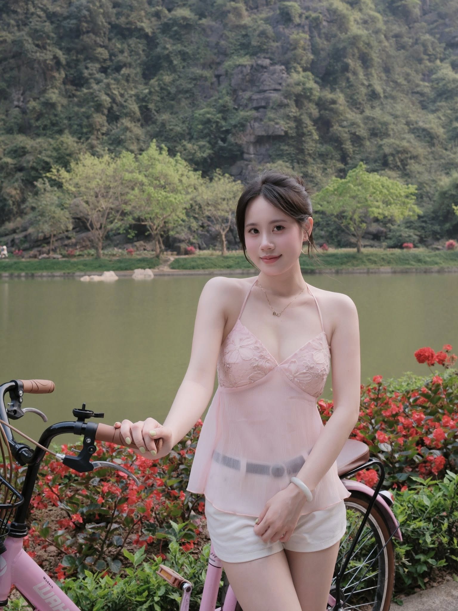 Dạo chơi ở Tuyệt Tình Cốc, bộ ảnh của hot girl bất ngờ viral chóng mặt- Ảnh 1.