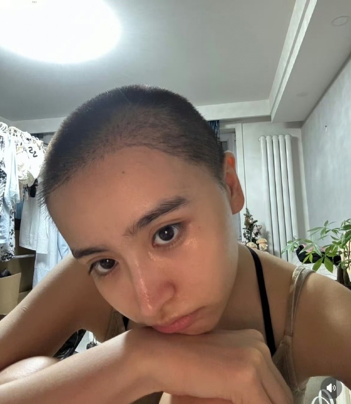 Mỹ nữ gen Z có visual đắt giá nhất showbiz nay thần kinh bất ổn, livestream cầu cứu còn cạo trọc đầu gây sốc hậu giải nghệ- Ảnh 3.