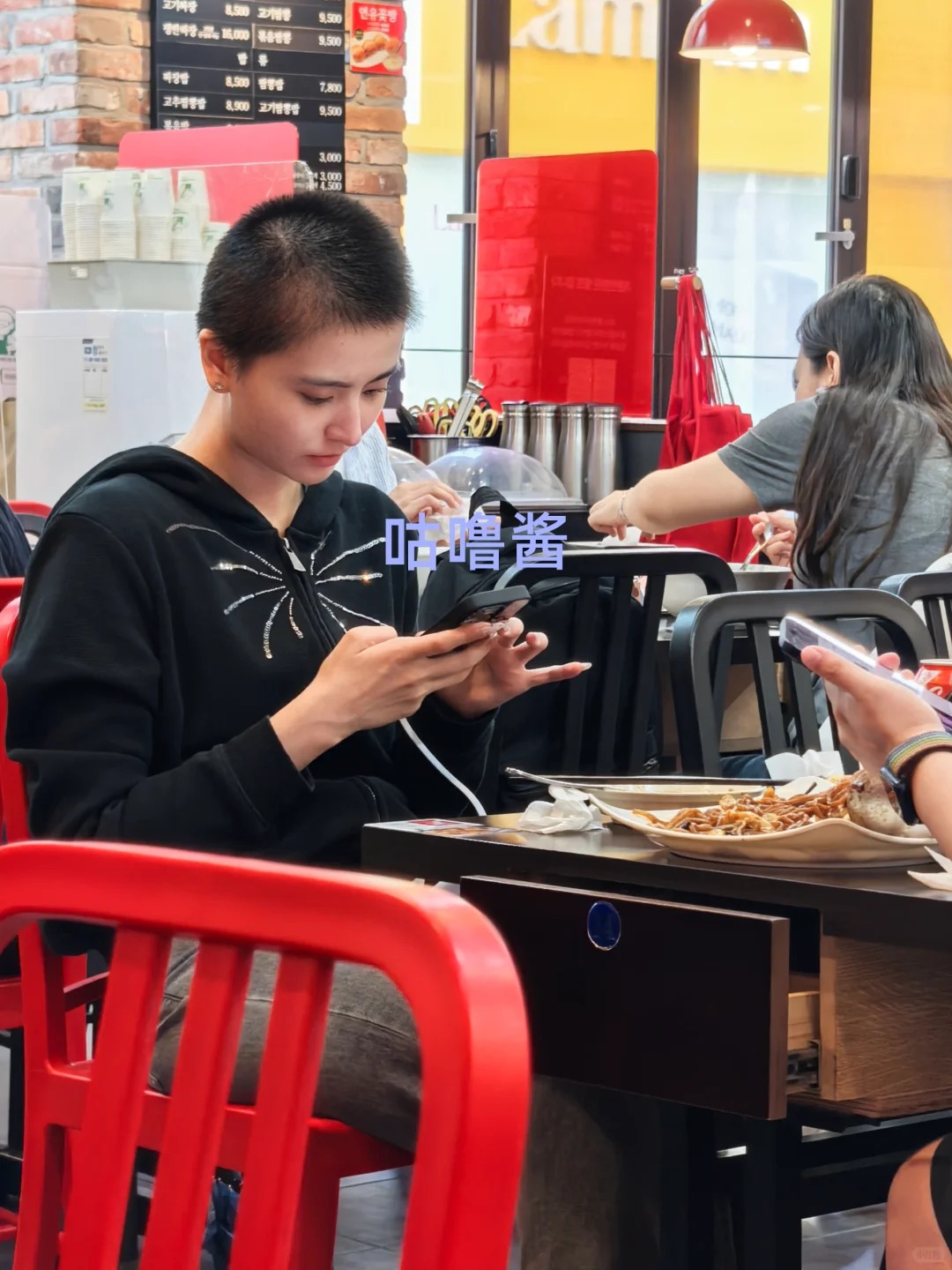 Mỹ nữ gen Z có visual đắt giá nhất showbiz nay thần kinh bất ổn, livestream cầu cứu còn cạo trọc đầu gây sốc hậu giải nghệ- Ảnh 5.