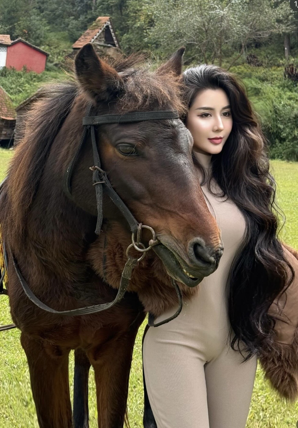 Rời yên ngựa để "xuống nước", hot girl làng kỵ sĩ gây bão với màn biến hình- Ảnh 2.