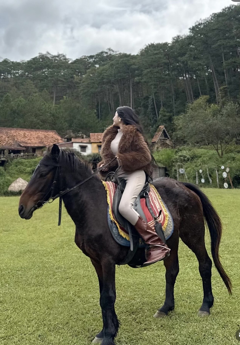 Rời yên ngựa để "xuống nước", hot girl làng kỵ sĩ gây bão với màn biến hình- Ảnh 1.