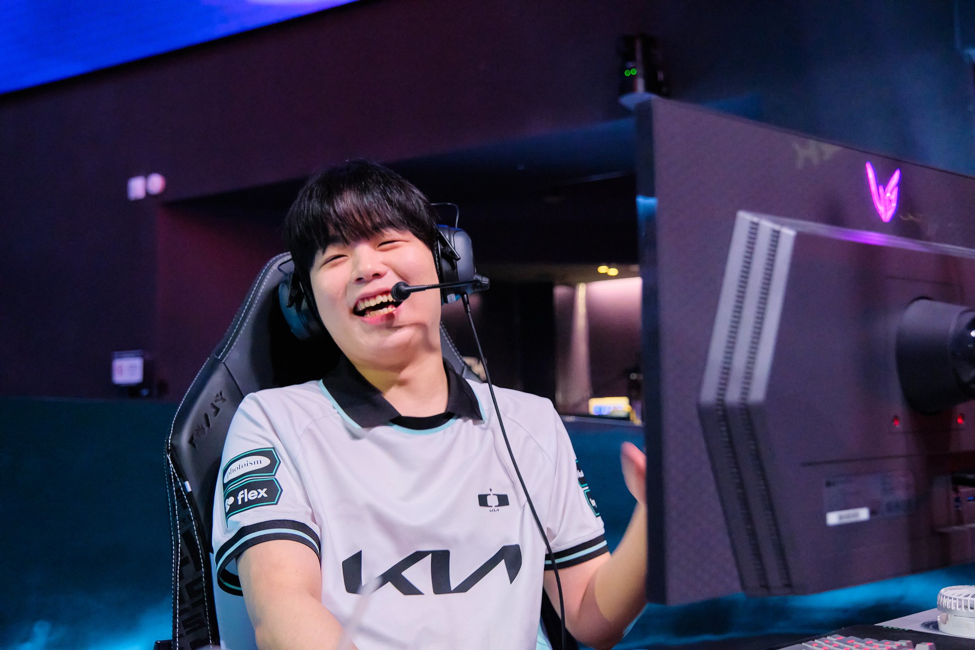 Đang yên đang lành, siêu sao T1 bị đàn em cũ "var" ngay trên kênh stream- Ảnh 1.