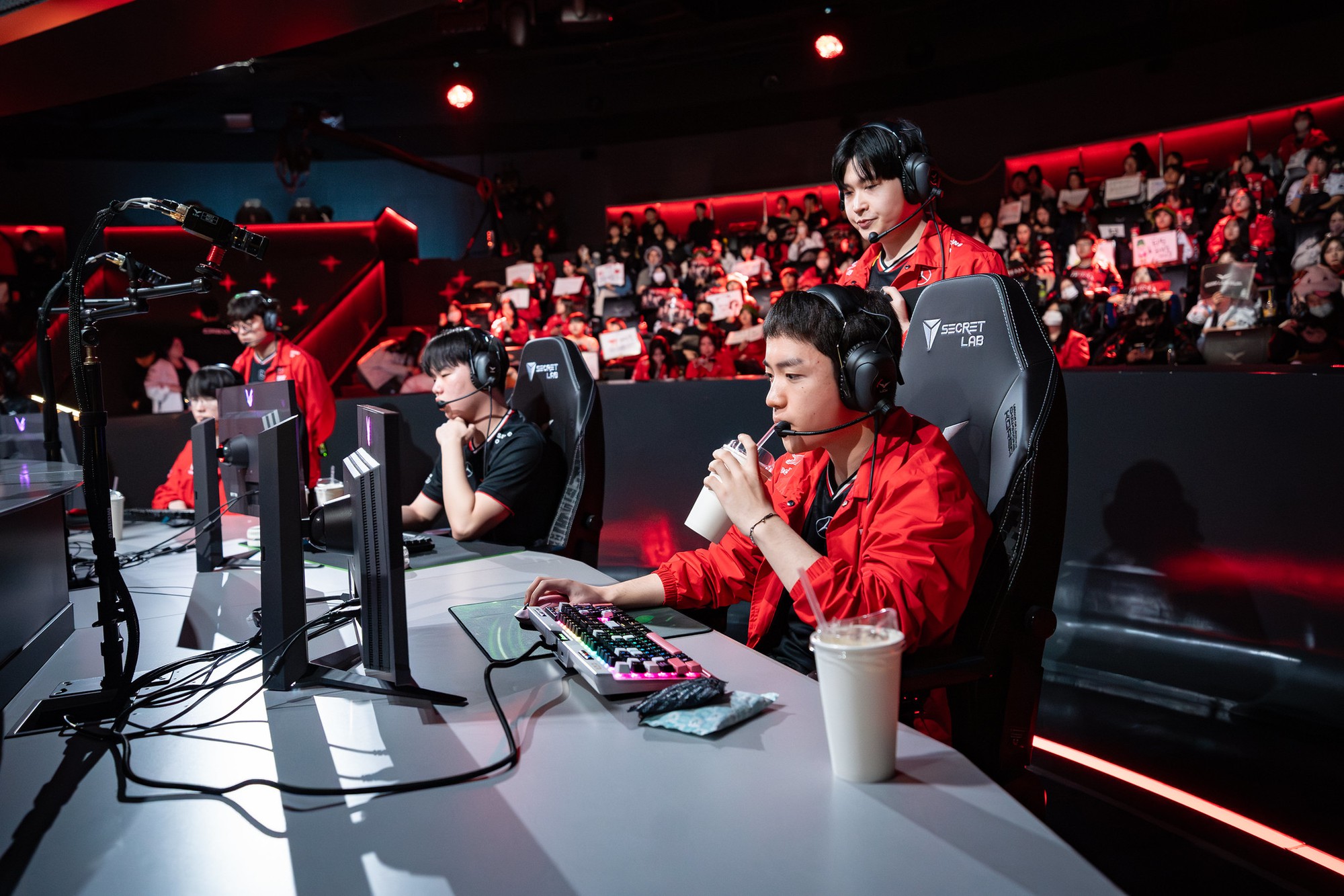 Đang yên đang lành, siêu sao T1 bị đàn em cũ "var" ngay trên kênh stream- Ảnh 2.