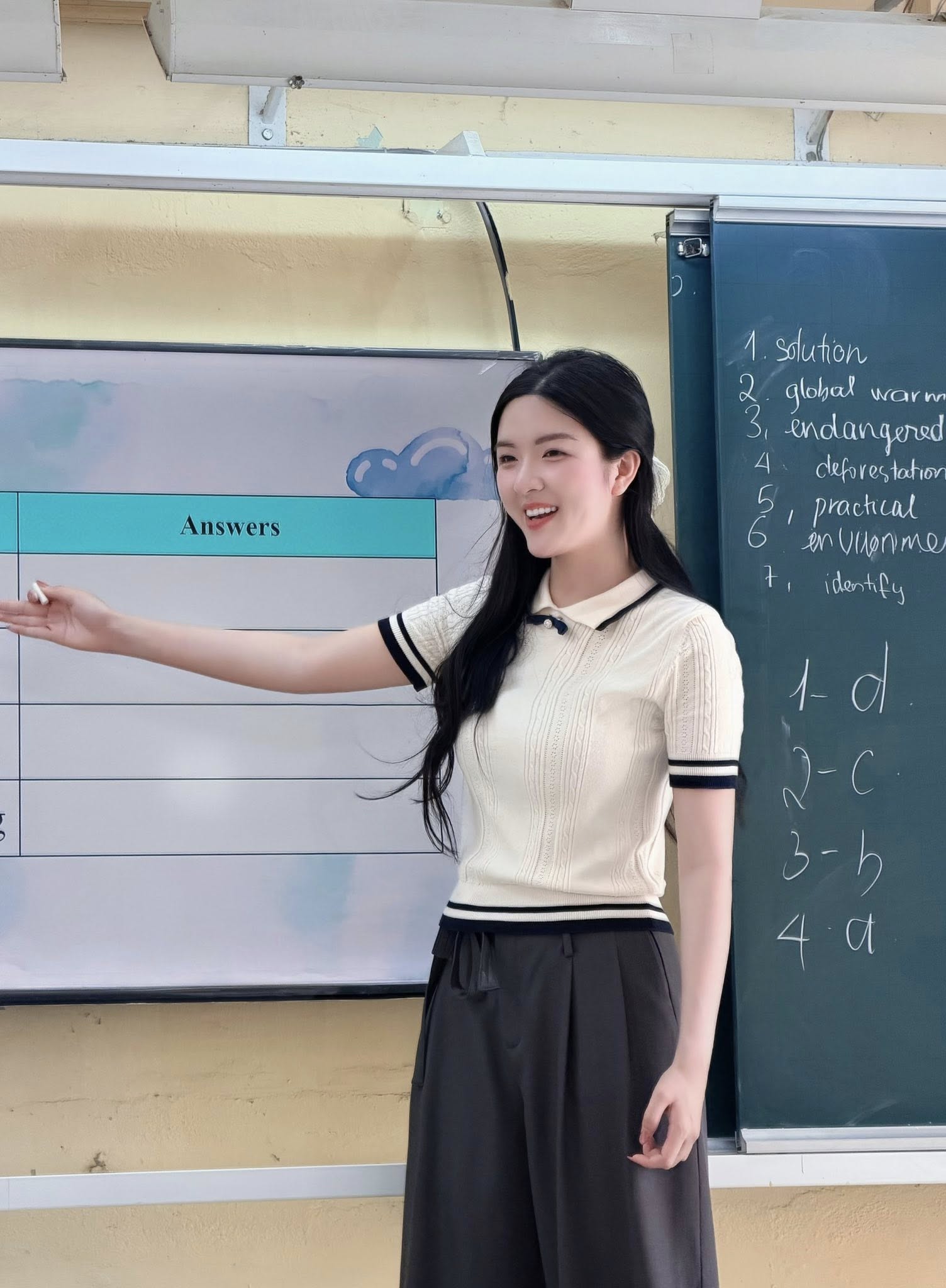 Ngẫu hứng biểu diễn ảo thuật, cô giáo xinh đẹp khiến CDM hết lời khen ngợi- Ảnh 4.