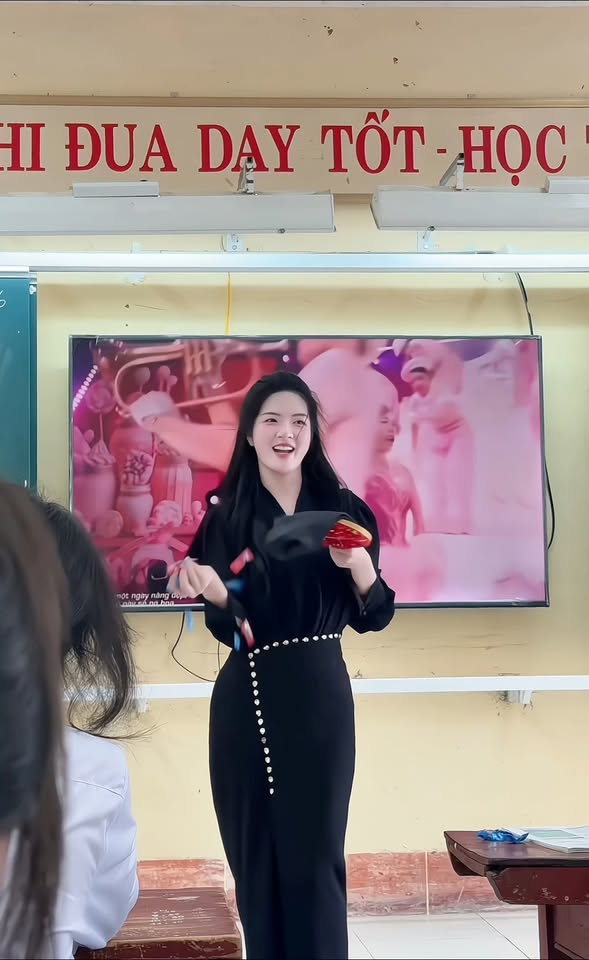 Ngẫu hứng biểu diễn ảo thuật, cô giáo xinh đẹp khiến CDM hết lời khen ngợi- Ảnh 1.