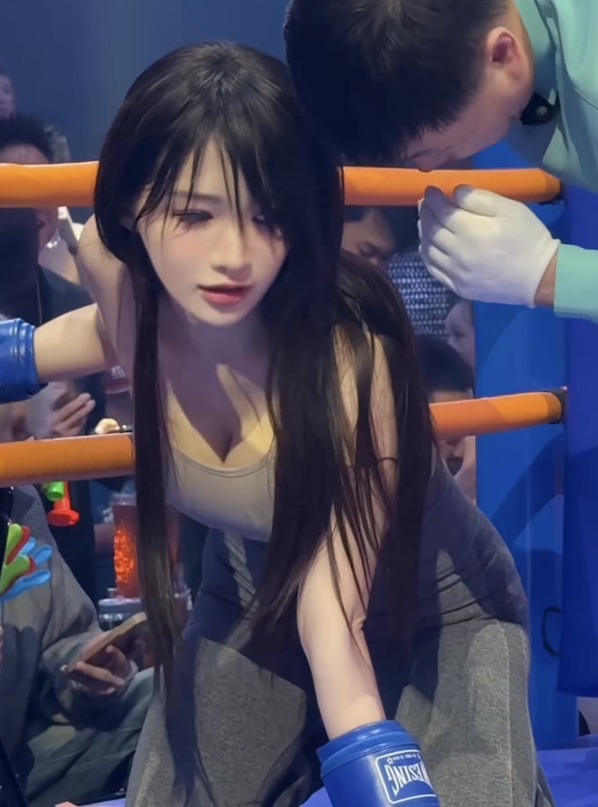 Nữ coser với màn xuất hiện chưa từng có trên sàn quyền anh, nhan sắc cực phẩm, lầy lội tấu hài- Ảnh 2.