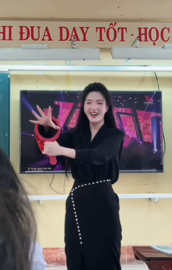 Ngẫu hứng biểu diễn ảo thuật, cô giáo xinh đẹp khiến CDM hết lời khen ngợi- Ảnh 2.