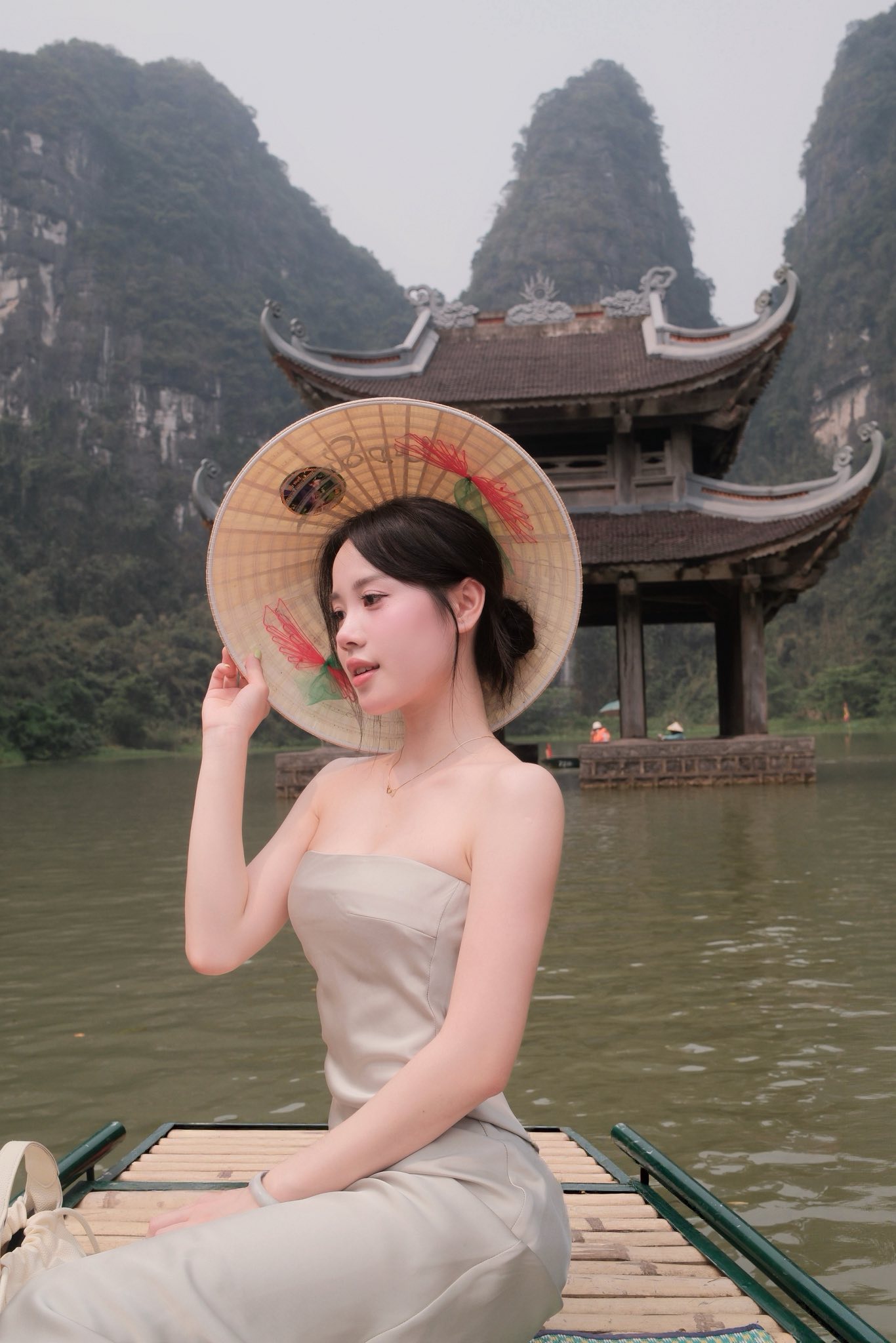 Mê mẩn với khung cảnh Tràng An non nước, qua bộ ảnh của hot girl xinh đẹp này- Ảnh 1.