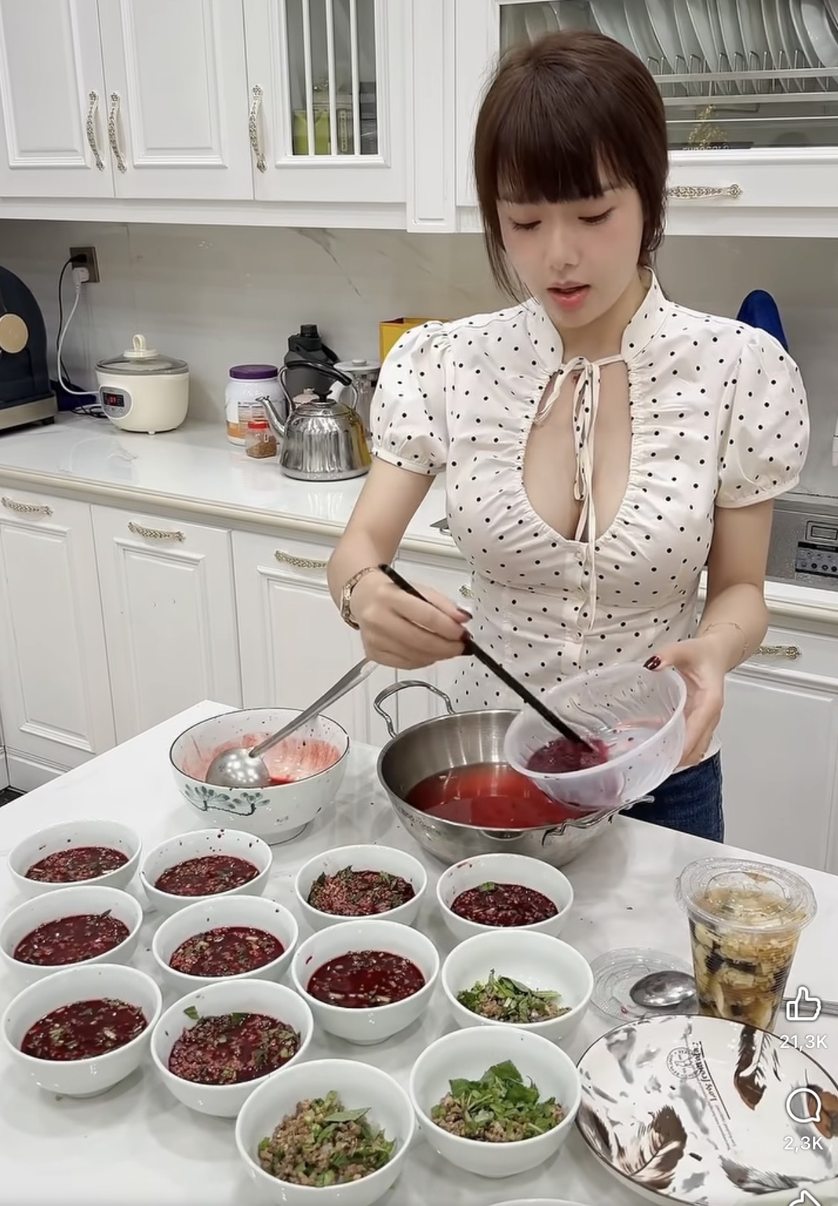 Cô giáo Hương trổ tài đứng bếp làm món khoái khẩu, clip nhận bão tương tác, fan tấm tắc "giỏi hết phần thiên hạ"- Ảnh 1.