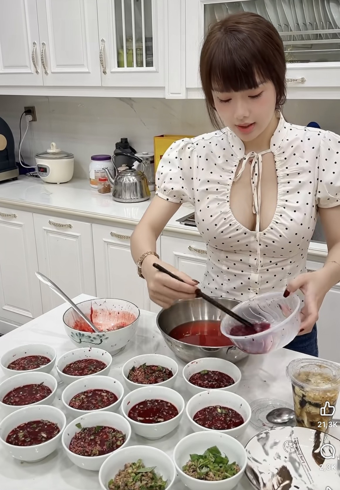 Cô giáo Hương trổ tài đứng bếp làm món khoái khẩu, clip nhận bão tương tác, fan tấm tắc "giỏi hết phần thiên hạ"- Ảnh 2.