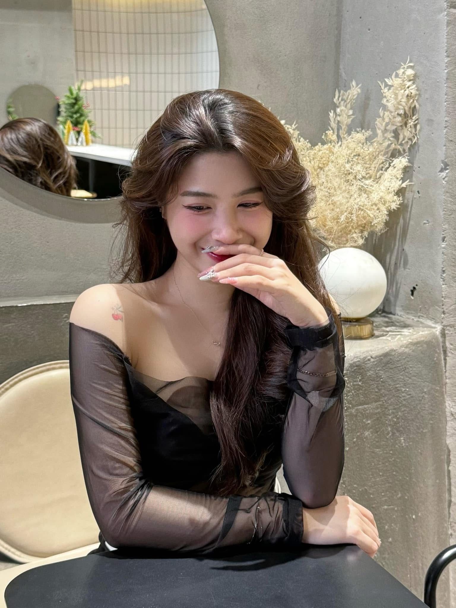 Cận cảnh pha nũng nịu "tan chảy" của bà chủ phòng gym xinh đẹp, bảo sao "Boy 1 champ" Hà Tiều Phu không cưng chiều hết mực!- Ảnh 2.