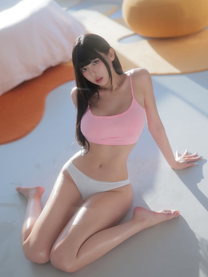 Không thể rời mắt khỏi nhan sắc "đời thực" của nữ chính trong game tình cảm bom tấn Five Hearts Under One Roof- Ảnh 5.