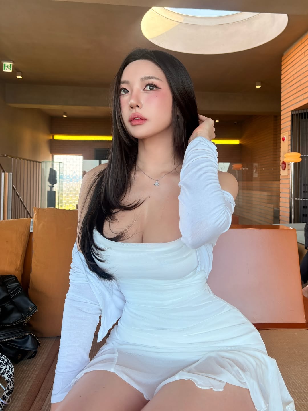 Không thể rời mắt khỏi nhan sắc "đời thực" của nữ chính trong game tình cảm bom tấn Five Hearts Under One Roof- Ảnh 3.