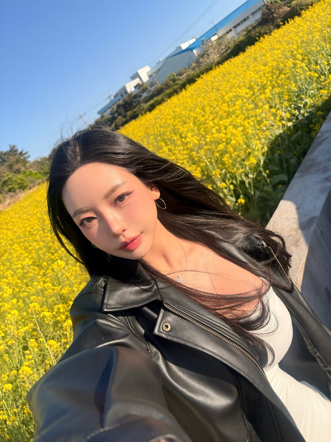 Không thể rời mắt khỏi nhan sắc "đời thực" của nữ chính trong game tình cảm bom tấn Five Hearts Under One Roof- Ảnh 4.