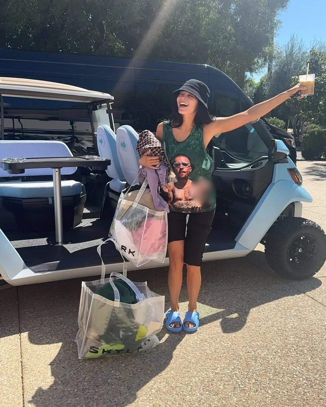 Dân tình nghi Kylie Jenner bị vỡ túi ngực khi bung xoã cực vui ở Coachella- Ảnh 9.