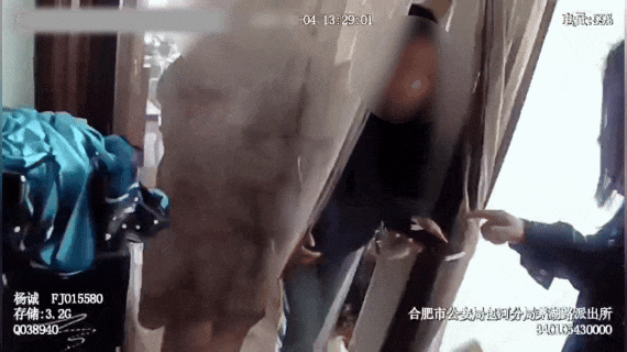 Điện thoại bỗng đen ngòm và mất quyền kiểm soát: Cảnh sát dùng "vật dụng không ngờ" cứu 700 triệu đồng của người phụ nữ trong gang tấc!- Ảnh 1. Điện thoại bỗng đen ngòm và mất quyền kiểm soát: Cảnh sát dùng "vật dụng không ngờ" cứu 700 triệu đồng của người phụ nữ trong gang tấc!- Ảnh 1.