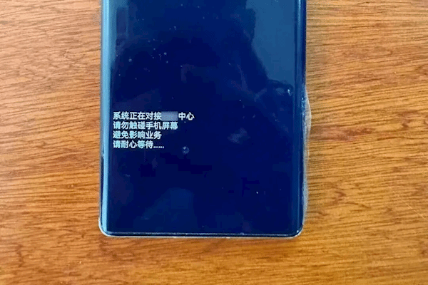 Điện thoại bỗng đen ngòm và mất quyền kiểm soát: Cảnh sát dùng "vật dụng không ngờ" cứu 700 triệu đồng của người phụ nữ trong gang tấc!- Ảnh 2. Điện thoại bỗng đen ngòm và mất quyền kiểm soát: Cảnh sát dùng "vật dụng không ngờ" cứu 700 triệu đồng của người phụ nữ trong gang tấc!- Ảnh 2.