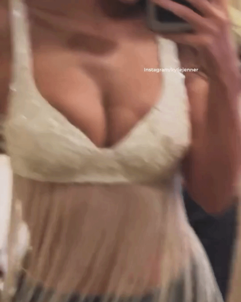 Dân tình nghi Kylie Jenner bị vỡ túi ngực khi bung xoã cực vui ở Coachella- Ảnh 5.