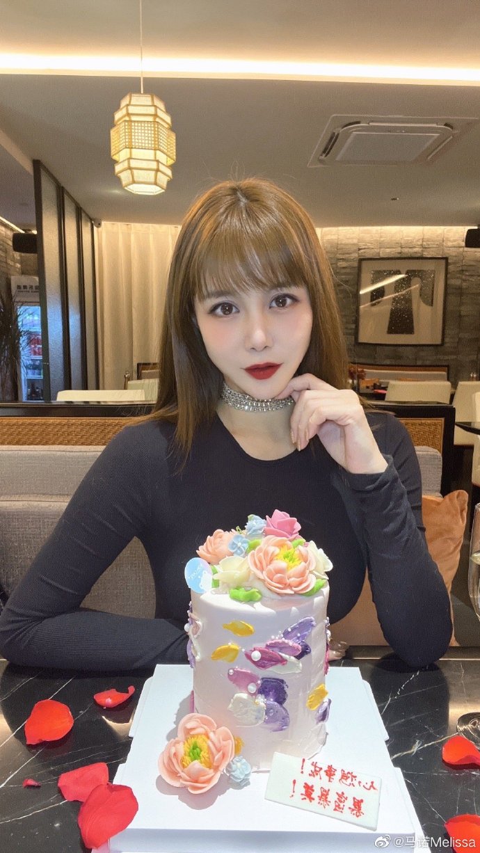 Cuộc sống hiện tại của cô gái từng viral với câu nói: "Tôi thà ngồi khóc trong xe BMW còn hơn ngồi cười sau xe đạp"?- Ảnh 8. Cuộc sống hiện tại của cô gái từng viral với câu nói: "Tôi thà ngồi khóc trong xe BMW còn hơn ngồi cười sau xe đạp"?- Ảnh 8.