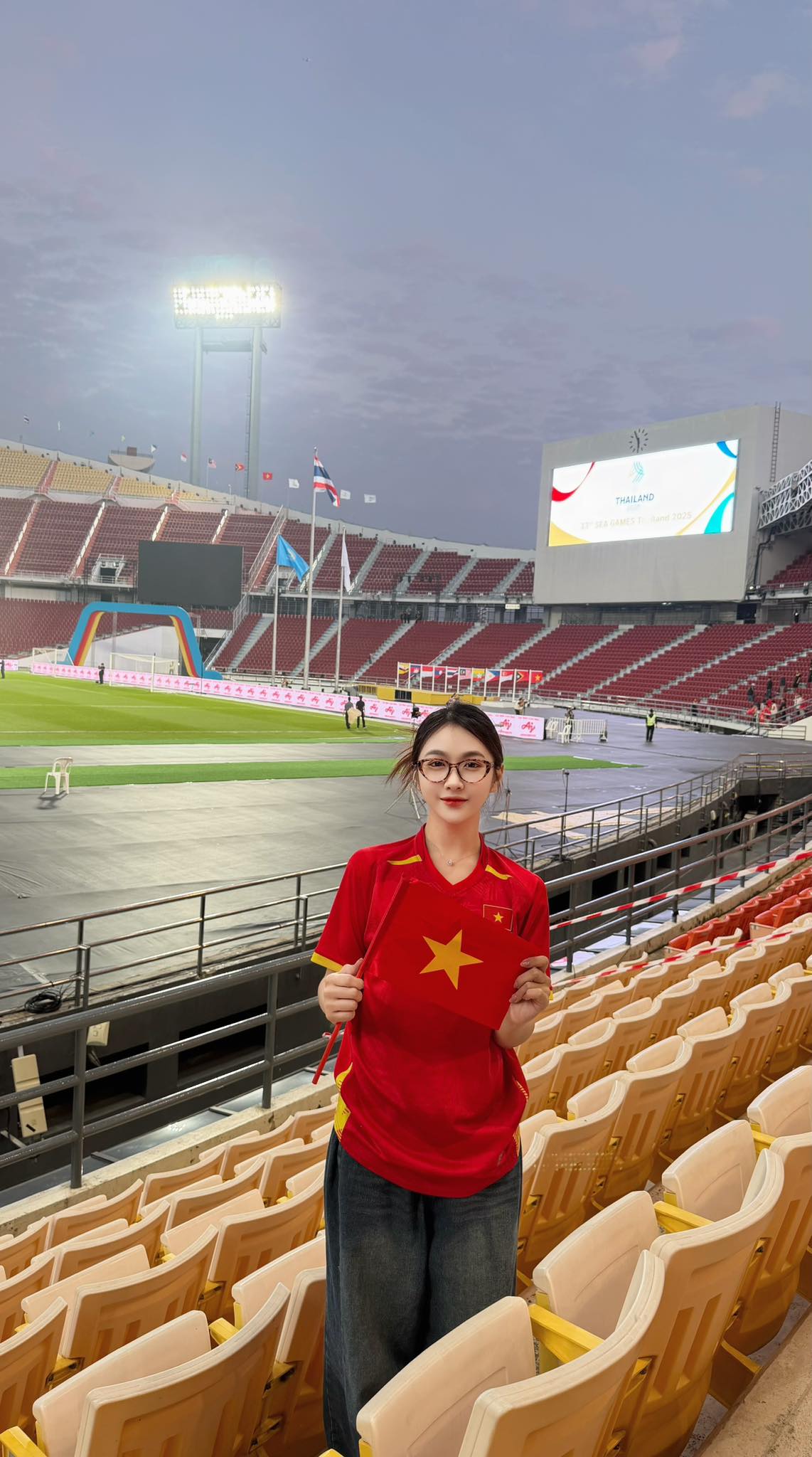 Công khai ủng hộ Ronaldo đến mức này, hot girl xinh đẹp khiến người xem thích thú- Ảnh 2.