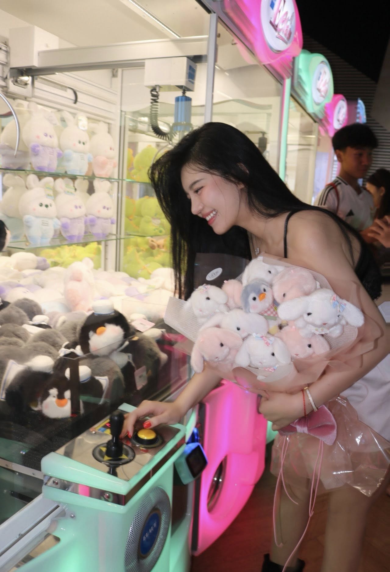 Khoảnh khắc "gắp thú bông" của hot girl xinh đẹp khiến người xem phải thốt lên "tuyệt đối điện ảnh"- Ảnh 2.