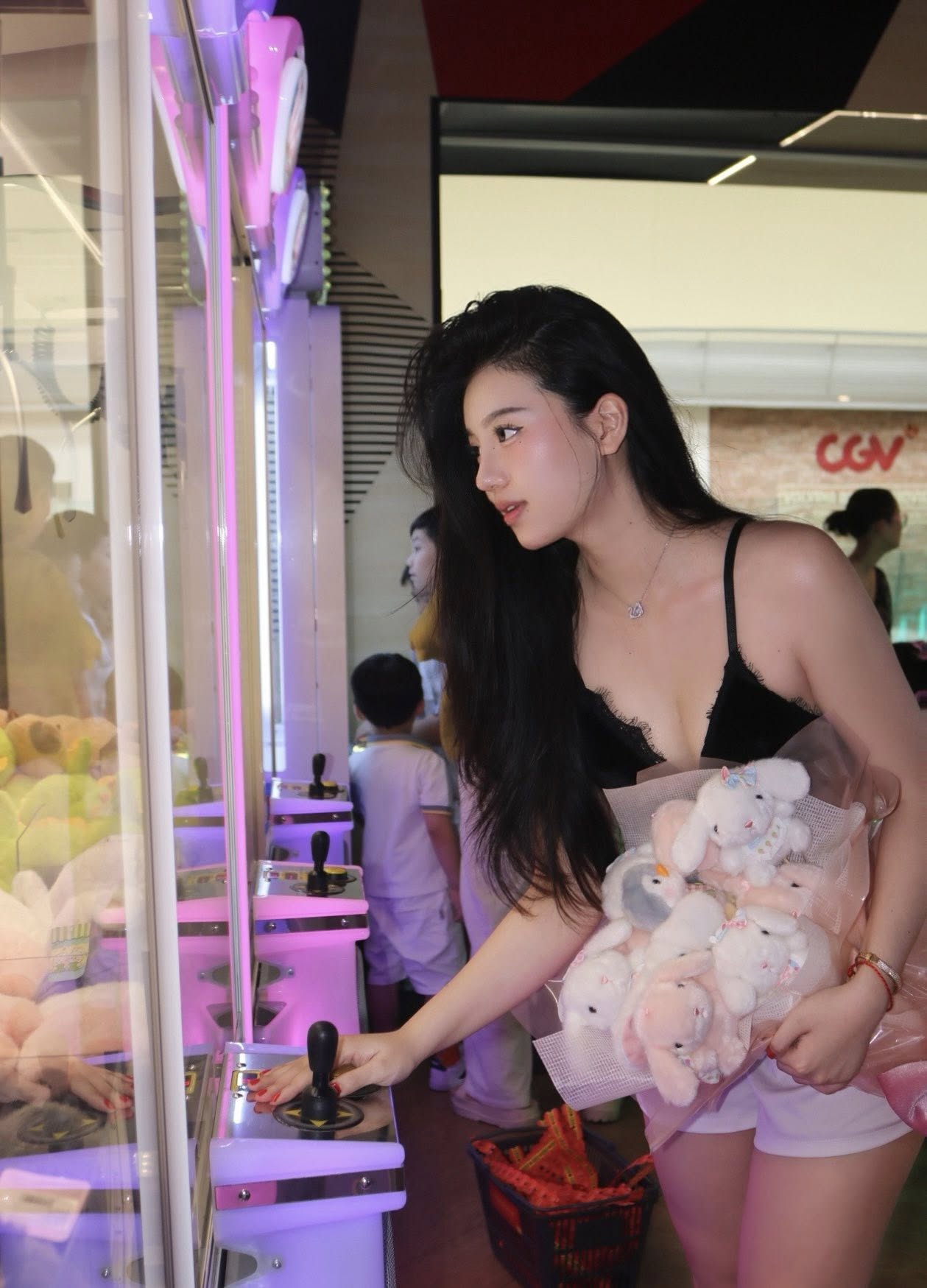 Khoảnh khắc "gắp thú bông" của hot girl xinh đẹp khiến người xem phải thốt lên "tuyệt đối điện ảnh"- Ảnh 1.