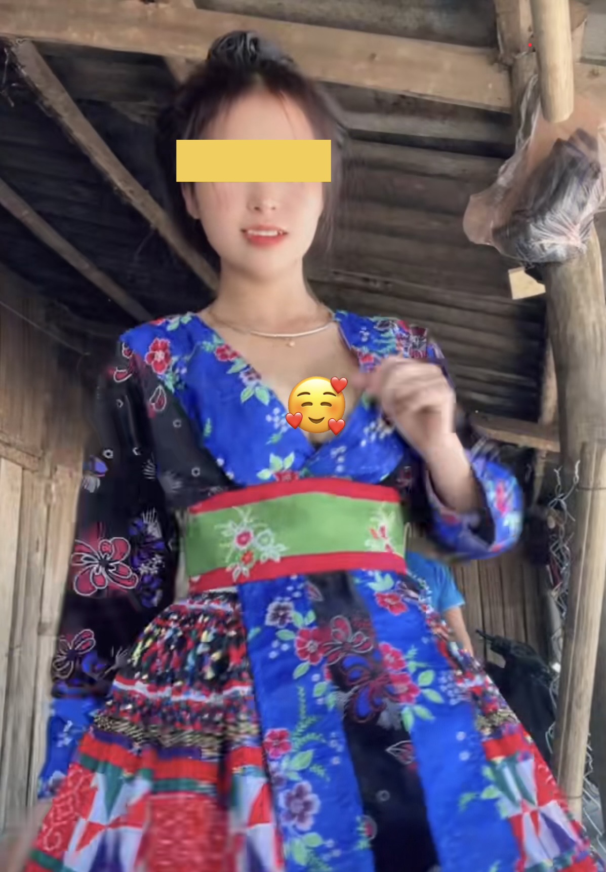 Cô gái bản lên xu hướng với phong cách hở bạo, bỏ ngoài tai bình luận trái chiều, dân tình ngao ngán về thuật toán của TikTok- Ảnh 1.