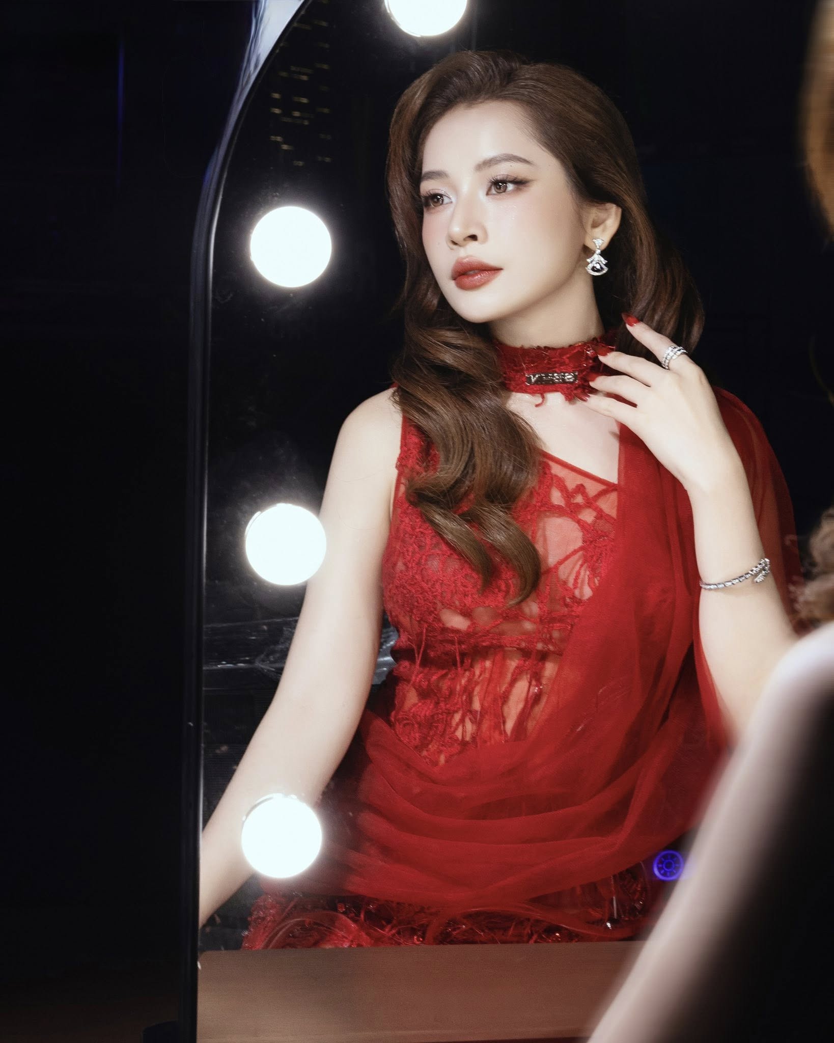 Vbiz có mỹ nhân được báo Trung khen đẹp nhất Việt Nam, đứng cạnh sao quốc tế nhưng chưa biết "lép vế" là gì- Ảnh 2.