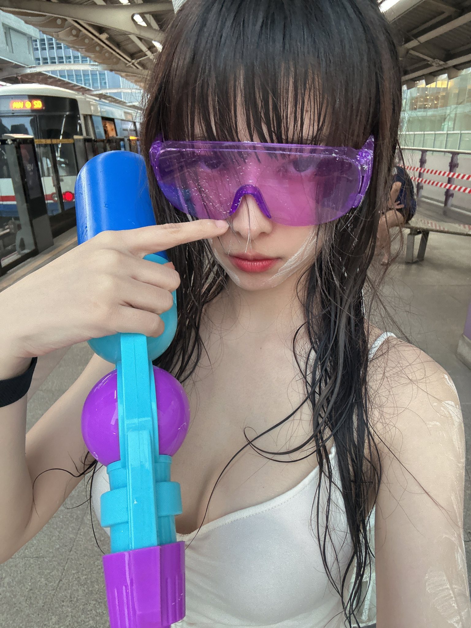 Nhan sắc gây mê của hot girl Thái Lan tại lễ hội té nước, hứng trọn combo đến "ướt nhẹp" vẫn cực kỳ quyến rũ- Ảnh 6.